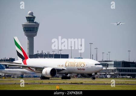 Emirates Skycargo Boeing 777, Flugzeuge auf den Flughafen Amsterdam Schiphol, auf dem Taxiway zum Start auf der Aalsmeerbaan, 18L/36R, Tower der Flugsicherung, Terminal, Niederlande, Amsterdam Schiphol *** Emirates Skycargo Boeing 777, aeromobile presso l'aeroporto di Amsterdam Schiphol, sulla strada di rullaggio per il decollo sull'Aalsmeerbaan, 18L 36R, torre di controllo del traffico aereo, terminal, Paesi Bassi, Amsterdam Schiphol Foto Stock