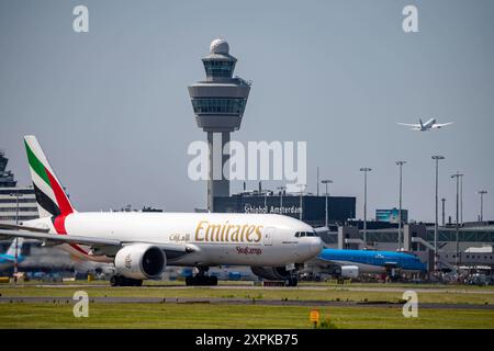 Emirates Skycargo Boeing 777, Flugzeuge auf den Flughafen Amsterdam Schiphol, auf dem Taxiway zum Start auf der Aalsmeerbaan, 18L/36R, Tower der Flugsicherung, Terminal, Niederlande, Amsterdam Schiphol *** Emirates Skycargo Boeing 777, aeromobile presso l'aeroporto di Amsterdam Schiphol, sulla strada di rullaggio per il decollo sull'Aalsmeerbaan, 18L 36R, torre di controllo del traffico aereo, terminal, Paesi Bassi, Amsterdam Schiphol Foto Stock