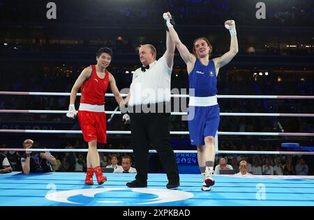 Parigi, Francia. 6 agosto 2024. Yang Wenlu (L) del team China reagisce come l'arbitro di partita Jeffery Verhoeven alza la mano di Kellie Harrington del team irlandese per annunciare la vincitrice della medaglia d'oro per la pugilata femminile di 60 kg ai Giochi Olimpici di Parigi 2024, in Francia, 6 agosto 2024. Crediti: Richard Pelham/POOL/Xinhua/Alamy Live News Foto Stock