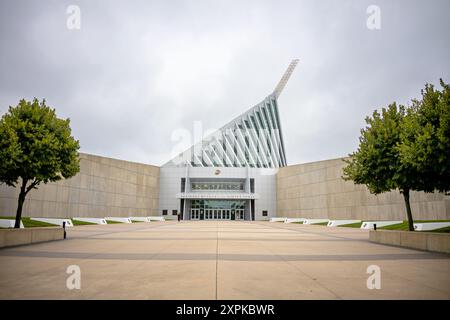 TRIANGLE, Virginia, Stati Uniti: L'ingresso principale del National Museum of the Marine Corps a Triangle, Virginia. Il museo, dedicato alla storia del corpo dei Marines degli Stati Uniti, presenta un design architettonico distintivo con un atrio in vetro. La torre esterna è stata progettata per evocare la famosa fotografia dei cacciatori di bandiere a Iwo Jima nella seconda guerra mondiale. Situato vicino alla base del corpo dei Marines di Quantico, il museo è stato aperto al pubblico nel novembre 2006. Foto Stock