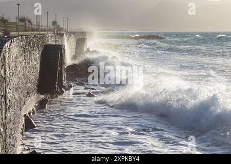 Tempo tempestoso. Grandi onde marine che si infrangono sulla costa rocciosa di Heraklion, nell'isola di Creta. Foto Stock