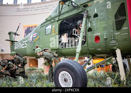 TRIANGLE, Virginia - la mostra Vietnam Marine Helicopters nella Leatherneck Gallery presso il Museo Nazionale del corpo dei Marines mette in evidenza il ruolo cruciale svolto dagli elicotteri nelle operazioni militari durante la guerra del Vietnam. Questa mostra mostra mostra l'adozione dell'elicottero da parte del corpo dei Marines e la dottrina dell'avvolgimento verticale, che ha facilitato le operazioni di assalto anfibio nell'era atomica. Una caratteristica chiave è l'elicottero Sikorsky UH-34D, che fu strumentale durante l'operazione Starlite nel 1965, il primo assalto combinato su larga scala contro i Viet Cong. La mostra fornisce vi Foto Stock