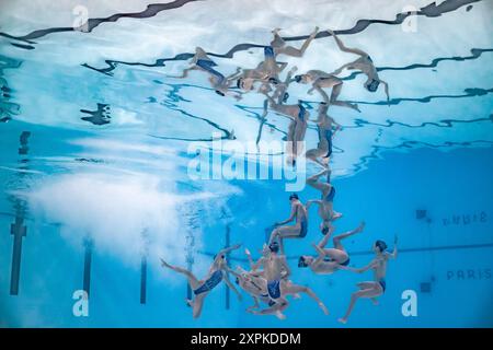 Saint Denis. 6 agosto 2024. Il Team China gareggia durante la routine libera di nuoto artistico ai Giochi Olimpici di Parigi 2024 a Saint-Denis, in Francia, il 6 agosto 2024. Crediti: Xia Yifang/Xinhua/Alamy Live News Foto Stock