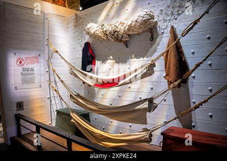 National Museum of the Marine Corps Ship Hammocks Triangle Virginia // TRIANGLE, Virginia — la mostra sulla vita dei Marines a bordo della nave presso il National Museum of the Marine Corps a Triangle, Virginia, offre uno sguardo sulla vita quotidiana dei Marines e dei marinai che prestano servizio sulle navi da guerra della Marina all'inizio del XIX secolo. La mostra mette in evidenza gli stretti quartieri e le condizioni difficili a bordo della "Marina di Frigate", dove gli uomini arruolati dormivano su amache di tela tra ganci da paratia e vivevano in mezzo al moto costante del mare. La mostra esplora anche la commovente sepoltura in mare, dove sai è deceduto Foto Stock