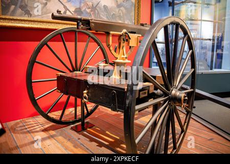 TRIANGLE, Virginia - la Colt M1895 Machine Gun, progettata da John M. Browning, è una mostra notevole presso il National Museum of the Marine Corps. Conosciuta come la prima mitragliatrice "vera" procurata dall'esercito degli Stati Uniti, questa arma si è guadagnata il soprannome di "Potato Digger" a causa del movimento verticale della leva di comando durante il fuoco. Il battaglione dei Marines del tenente colonnello Robert Huntington usò l'M1895 durante la guerra ispano-americana a Guantánamo Bay, Cuba. Questo pezzo specifico, numero di serie 345, mostra i segni di rilavorazione della Marina degli Stati Uniti e dell'arsenale, che riflettono il suo significato storico e l'adattamento Foto Stock