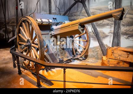 TRIANGLE, Virginia - la pistola da campo francese da 75 mm modello 1897 presso il Museo Nazionale del corpo dei Marines è un pezzo significativo della storia dell'artiglieria della prima guerra mondiale. Sviluppata nel 1894, questa rivoluzionaria pistola da campo era dotata di un doppio sistema idraulico di rinculo, che consentiva una rapida esecuzione senza riallineamento dopo ogni colpo. I militari statunitensi adottarono i francesi 75 durante la prima guerra mondiale, con i produttori americani che producevano 1.500 unità su licenza. Questa mostra mette in evidenza i progressi tecnologici del 75 francese e il suo ruolo nella strategia di artiglieria degli Stati Uniti durante la guerra. Foto Stock