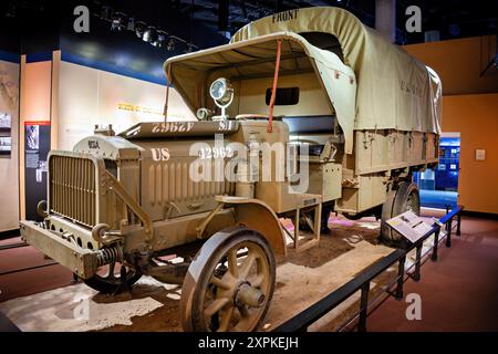 TRIANGLE, Virginia - la mostra di veicoli industriali di seconda serie Standard B al National Museum of the Marine Corps evidenzia l'evoluzione della progettazione di veicoli militari durante la prima guerra mondiale. Sviluppato dal Dipartimento del quartiermastro dell'esercito, lo Standard B divenne il precursore del Liberty Truck standardizzato utilizzato dalle forze americane. La mostra mostra mostra le caratteristiche uniche del modello della seconda serie, tra cui un faretto in acetilene, lampade a olio anteriori, ruote a raggi in acciaio e un parafango anteriore. Anche se non utilizzato dalle unità del corpo dei Marines, il camion giocò un ruolo vitale nel sostenere la seconda divisione. Foto Stock