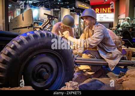 TRIANGLE, Virginia - la mostra Marines in World War II al National Museum of the Marine Corps presenta il cannone anticarro 37 mm M3A1, che mostra il suo ruolo nel teatro del Pacifico. Sviluppato dall'esercito degli Stati Uniti alla fine degli anni '1930, l'M3A1 era noto per la sua precisione, penetrazione e mobilità. La mostra mette in evidenza l'uso del cannone da parte dei Marines in battaglie chiave come Guadalcanal, Bougainville e Tarawa, dimostrando il suo significato nella difesa contro l'armatura giapponese. Foto Stock