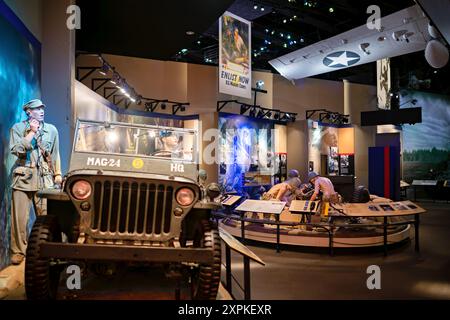 TRIANGLE, Virginia - la mostra Marines in World War II al National Museum of the Marine Corps mette in evidenza il ruolo critico del corpo dei Marines nel Pacific Theater. La mostra presenta manufatti autentici, tra cui armi, uniformi e veicoli, come il carro armato leggero Stuart M3A1 e la pistola anticarro da 37 mm. I visitatori possono esplorare le strategie e le tecnologie che hanno plasmato le campagne di successo dei Marines in siti di battaglia chiave come Guadalcanal, Iwo Jima e Okinawa durante la seconda guerra mondiale Foto Stock