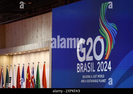 Logo G20 Brazil 2024 Summit, sala riunioni. Simbolo del gruppo di 20. I leader nazionali affrontano questioni legate all'economia globale e alla giustizia sociale Foto Stock