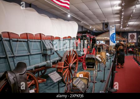 Conestoga Wagon Car and Carriage Caravan Museum Luray Virginia // LURAY, Virginia, Stati Uniti — un Conestoga Wagon del 1840 in mostra al Car and Carriage Caravan Museum di Luray, Virginia. Questo tipo di carro, utilizzato per trasportare merci nei primi anni dell'America, era tipicamente trainato da una squadra di sei cavalli ed era caratterizzato da un corpo a forma di dorio per impedire lo spostamento dei carichi. Foto Stock