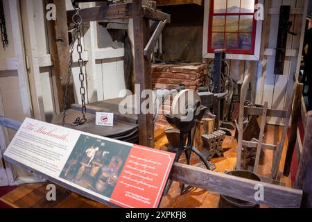 LURAY, Virginia, Stati Uniti: La mostra del negozio di fabbri presso il Car and Carriage Caravan Museum di Luray espone i tradizionali strumenti e tecniche di lavorazione del ferro, dando un'occhiata al commercio e alle abilità artigiane del XIX secolo Foto Stock