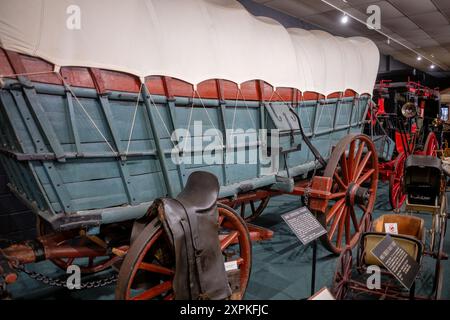 Car and Carriage Caravan Museum Conestoga Wagon Luray Virginia // LURAY, Virginia, Stati Uniti — un carro Conestoga del 1840 in mostra al Car and Carriage Caravan Museum di Luray, Virginia. Questo tipo di carro, utilizzato per trasportare merci nei primi anni dell'America, era tipicamente trainato da una squadra di sei cavalli ed era caratterizzato da un corpo a forma di dorio per impedire lo spostamento dei carichi. Foto Stock