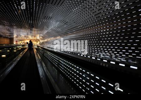 National Gallery of Art Multiverse Light Installation Washington D.C. // WASHINGTON D.C., Stati Uniti — l'installazione di luci Multiverse dell'artista Leo Villareal illumina la passerella mobile tra gli edifici est e ovest della National Gallery of Art Questa coinvolgente opera d'arte presenta migliaia di luci a LED che creano schemi dinamici, offrendo ai visitatori un viaggio affascinante attraverso un tunnel di luce in continua evoluzione. Foto Stock