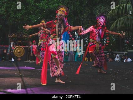 Balikpapan, Indonesia - 5 giugno 2024. La Mask Dance è una danza tradizionale di Cirebon, Giava Occidentale - Indonesia. Foto Stock