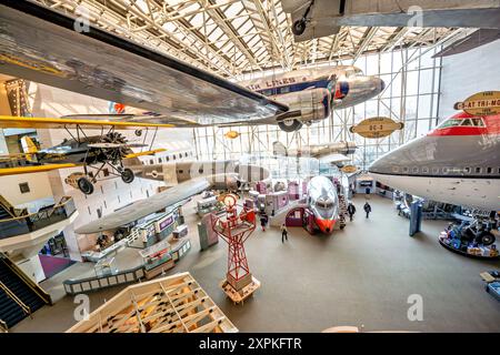 National Air and Space Museum Commercial Aviation Exhibit Washington DC // WASHINGTON DC - la mostra sull'aviazione commerciale presso il National Air and Space Museum dello Smithsonian Institution sul National Mall mostra l'evoluzione del trasporto aereo dei passeggeri. Questa mostra presenta probabilmente modelli di aerei, cimeli delle compagnie aeree e informazioni educative che descrivono la storia e i progressi tecnologici del volo commerciale. Foto Stock