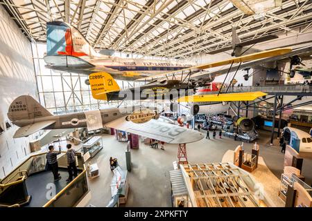 National Air and Space Museum Aviation Exhibit Washington DC // WASHINGTON DC - la mostra sull'aviazione commerciale presso il National Air and Space Museum dello Smithsonian Institution sul National Mall mostra l'evoluzione del trasporto aereo dei passeggeri. Questa mostra presenta probabilmente modelli di aerei, cimeli delle compagnie aeree e informazioni educative che descrivono la storia e i progressi tecnologici del volo commerciale. Foto Stock