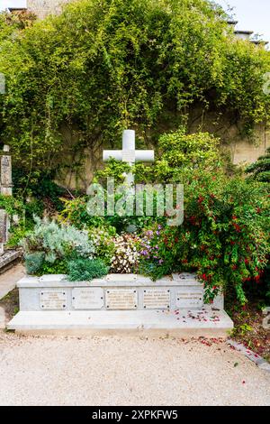 Tomba del pittore francese Claude Monet nel cimitero della chiesa romanica di Sainte-Radegonde, nella pittoresca cittadina di Giverny, Normandia, Francia Foto Stock