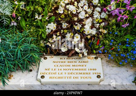 Tomba del pittore francese Claude Monet nel cimitero della chiesa romanica di Sainte-Radegonde, nella pittoresca cittadina di Giverny, Normandia, Francia Foto Stock