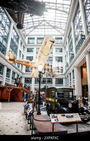 WASHINGTON DC, Stati Uniti: L'atrio principale dello Smithsonian National Postal Museum di Washington DC. Questo grande spazio centrale funge da ingresso principale e area di orientamento per i visitatori, con mostre e caratteristiche architettoniche chiave. Situato vicino alla Union Station, il museo offre uno sguardo completo sulla storia e le operazioni del servizio postale degli Stati Uniti. Foto Stock