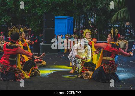 Balikpapan, Indonesia - 5 giugno 2024. Questo rituale è una danza tradizionale proveniente da Giava Occidentale - Indonesia. Foto Stock