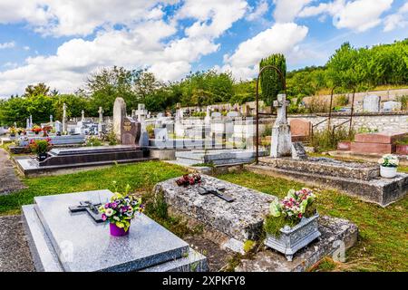 Cimitero della chiesa romanica di Sainte-Radegonde dove è sepolto il pittore francese Claude Monet, nella pittoresca cittadina di Giverny, in Normandia, Francia Foto Stock