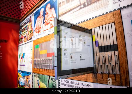 National Postal Museum francobolli Washington DC | WASHINGTON D.C., Stati Uniti - Un vassoio estraibile presso lo Smithsonian National Postal Museum mostra francobolli storici provenienti dai territori dell'isola del Pacifico, tra cui Penrhyn, Polinesia francese e Hawaii prima della sua annessione del 1898 da parte degli Stati Uniti. Il caso interattivo fa parte della mostra "francobolli da tutto il mondo" del museo, che organizza geograficamente i suoi possedimenti filatelici. Foto Stock