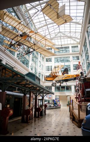 WASHINGTON DC, Stati Uniti: L'atrio principale dello Smithsonian National Postal Museum di Washington DC. Questo grande spazio centrale funge da ingresso principale e area di orientamento per i visitatori, con mostre e caratteristiche architettoniche chiave. Situato vicino alla Union Station, il museo offre uno sguardo completo sulla storia e le operazioni del servizio postale degli Stati Uniti. Foto Stock