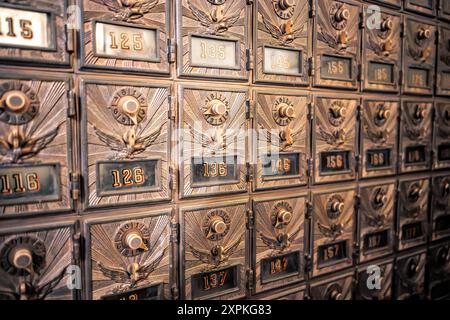 WASHINGTON DC, Stati Uniti — Un'esposizione di cassette postali americane d'epoca allo Smithsonian National Postal Museum di Washington DC. Queste cassette postali storiche erano originariamente una caratteristica fondamentale degli uffici postali degli Stati Uniti, dove i clienti potevano recuperare la posta. Foto Stock