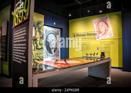 WASHINGTON, DC - la mostra dei francobolli degli Stati Uniti allo Smithsonian National Postal Museum di Washington, DC, esplora la ricca storia e l'evoluzione dei francobolli americani. Questa mostra mette in evidenza il ruolo del sistema postale nella crescita della nazione, con francobolli storici e manufatti che tracciano lo sviluppo dei servizi postali fin dai primi giorni del servizio postale. I visitatori possono conoscere l'impatto della riduzione dei tassi di affrancatura, l'introduzione del primo francobollo nel 1847 e come il servizio postale si sia espanso per collegare le comunità di tutti gli Stati Uniti. Foto Stock