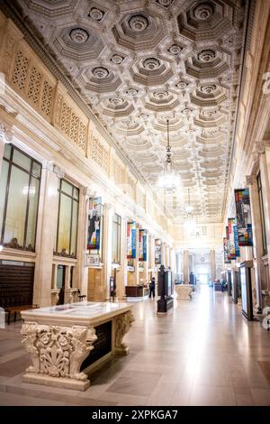 Smithsonian National Postal Museum Main Hall Beaux-Arts Architecture Washington DC // WASHINGTON DC - la sala principale interna dello storico US Post Office Building a Washington DC, ora sede dello Smithsonian National Postal Museum, mostra la sua splendida architettura Beaux-Arts. Questa sala testimonia il design dei primi del XX secolo, caratterizzato da dettagli intricati e grandi elementi architettonici. L'edificio, completato nel 1914, è un punto di riferimento della storia postale americana e si erge come un pezzo iconico del patrimonio architettonico di Washington DC. Foto Stock