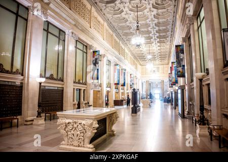 Smithsonian National Postal Museum Main Hall Washington DC // WASHINGTON DC - la sala principale interna dello storico US Post Office Building a Washington DC, ora sede dello Smithsonian National Postal Museum, mostra la sua splendida architettura Beaux-Arts. Questa sala testimonia il design dei primi del XX secolo, caratterizzato da dettagli intricati e grandi elementi architettonici. L'edificio, completato nel 1914, è un punto di riferimento della storia postale americana e si erge come un pezzo iconico del patrimonio architettonico di Washington DC. Foto Stock