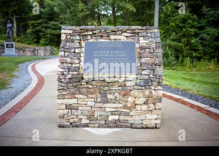 Semper Fidelis Memorial Park National Museum of the Marine Corps Triangle Virginia // TRIANGLE, Virginia, Stati Uniti — il Semper Fidelis Memorial Park presso il National Museum of the Marine Corps a Triangle, Virginia. Questa estensione all'aperto del museo offre uno spazio sereno per riflettere e ricordare, con sentieri per passeggiate, monumenti e tributi che onorano il servizio e il sacrificio dei Marines statunitensi nel corso della storia. Foto Stock