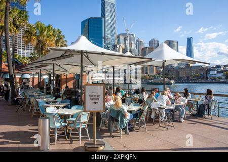 Sydney Circular Quay, pranzo e cibo gustati al ristorante bistrot francese Whalebridge accanto al porto di Sydney, New South Wales, Australia Foto Stock