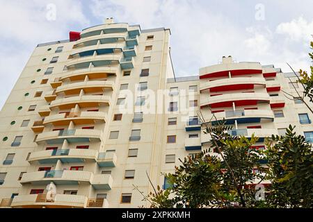 Edifici residenziali contemporanei nell'area del parco nazionale di lisbona, che mostrano un design urbano Foto Stock