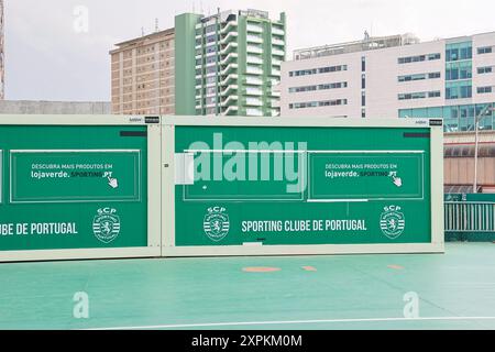 Negozio ufficiale cp sportivo in verde con logo, su sfondo urbano Foto Stock