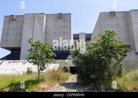 L'iconico edificio dell'archivio nazionale torre do tombo a lisbona, in portogallo, che presenta un'architettura moderna Foto Stock