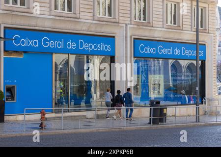 Facciata della banca caixa geral de depositos a lisbona con gente che passeggia Foto Stock