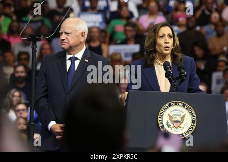 Philadelphia, Pennsylvania, Stati Uniti. 6 agosto 2024. Tim Walz & Democratic Presidential candidate, vice presidente degli Stati Uniti Kamala Harris durante una manifestazione elettorale al Girard College il 6 agosto 2024 a Philadelphia, Pennsylvania Credit: Scott Weiner/Media Punch/Alamy Live News Foto Stock