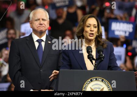 Philadelphia, Pennsylvania, Stati Uniti. 6 agosto 2024. Tim Walz & Democratic Presidential candidate, vice presidente degli Stati Uniti Kamala Harris durante una manifestazione elettorale al Girard College il 6 agosto 2024 a Philadelphia, Pennsylvania Credit: Scott Weiner/Media Punch/Alamy Live News Foto Stock