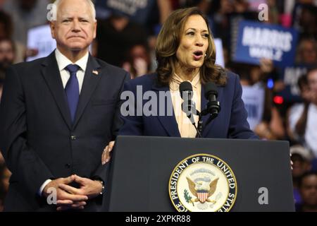 Philadelphia, Pennsylvania, Stati Uniti. 6 agosto 2024. Tim Walz & Democratic Presidential candidate, vice presidente degli Stati Uniti Kamala Harris durante una manifestazione elettorale al Girard College il 6 agosto 2024 a Philadelphia, Pennsylvania Credit: Scott Weiner/Media Punch/Alamy Live News Foto Stock