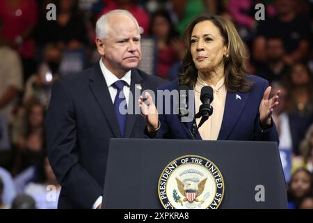 Philadelphia, Pennsylvania, Stati Uniti. 6 agosto 2024. Tim Walz & Democratic Presidential candidate, vice presidente degli Stati Uniti Kamala Harris durante una manifestazione elettorale al Girard College il 6 agosto 2024 a Philadelphia, Pennsylvania Credit: Scott Weiner/Media Punch/Alamy Live News Foto Stock