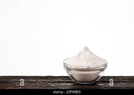 Bicarbonato di sodio - composto solido cristallino nel recipiente. Foto Stock