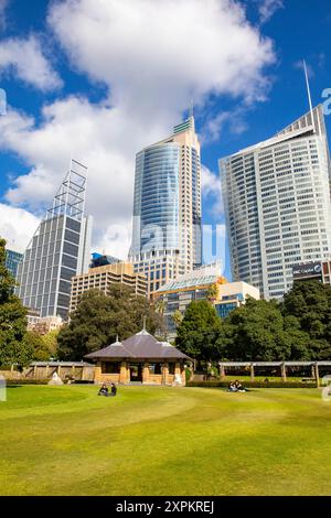 Moderni edifici per uffici di Sydney in città, con vista dal Royal Botanic Garden, da Deutsche Bank Place, da Aurora Place e dalla Chifley Tower, Australia Foto Stock