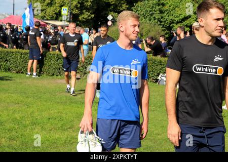 San Pietroburgo, Russia. 6 agosto 2024. Dmitri Chistyakov, della squadra di calcio Zenit visto durante un allenamento aperto allo Zenit FC in Piazza del Senato, vicino alla Cattedrale di Sant'Isacco a San Pietroburgo prima della partita di calcio Zenit San Pietroburgo - FC Dinamo Mosca, Premier League russa. Credito: SOPA Images Limited/Alamy Live News Foto Stock