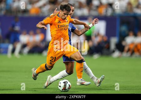 Charlotte, North Carolina, Stati Uniti. 6 agosto 2024. L'attaccante del Real Madrid BRAHIM ABDELKADER (21) gareggia per il pallone contro il difensore del Chelsea FC MALO GUSTO (27) durante la prima metà del Soccer Champions Tour Real Madrid vs Chelsea FC allo stadio Bank of America di Charlotte, NC il 6 agosto 2024. (Immagine di credito: © Cory Knowlton/ZUMA Press Wire) SOLO PER USO EDITORIALE! Non per USO commerciale! Crediti: ZUMA Press, Inc./Alamy Live News Foto Stock