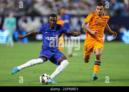 Charlotte, North Carolina, Stati Uniti. 6 agosto 2024. Il centrocampista del Chelsea FC MOISES CAICEDO (25) stabilisce un passaggio contro il centrocampista del Real Madrid DANIEL CEBALLOS (19) durante la seconda metà del Soccer Champions Tour Real Madrid vs Chelsea FC al Bank of America Stadium di Charlotte, NC il 6 agosto 2024. (Immagine di credito: © Cory Knowlton/ZUMA Press Wire) SOLO PER USO EDITORIALE! Non per USO commerciale! Crediti: ZUMA Press, Inc./Alamy Live News Foto Stock