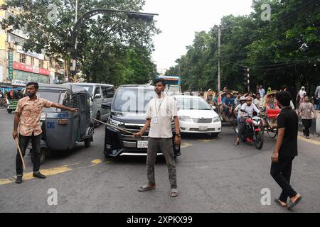Dacca, Bangladesh. 6 agosto 2024. Dacca, Bangladesh. 6 agosto 2024. Gli studenti hanno la responsabilità di controllare il traffico su strada. Il 5 agosto Sheikh Hasina si dimise dalla posizione di primo ministro del Bangladesh e volò dal Bangladesh all'India. Credito: SOPA Images Limited/Alamy Live News Foto Stock