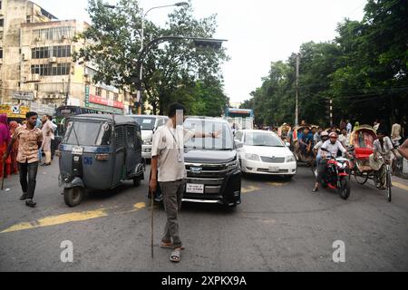 Dacca, Bangladesh. 6 agosto 2024. Dacca, Bangladesh. 6 agosto 2024. Gli studenti hanno la responsabilità di controllare il traffico su strada. Il 5 agosto Sheikh Hasina si dimise dalla posizione di primo ministro del Bangladesh e volò dal Bangladesh all'India. Credito: SOPA Images Limited/Alamy Live News Foto Stock