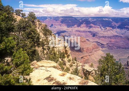 Vista panoramica lungo il South Rim Trail al Grand Canyon National Park nell'Arizona settentrionale. (USA) Foto Stock